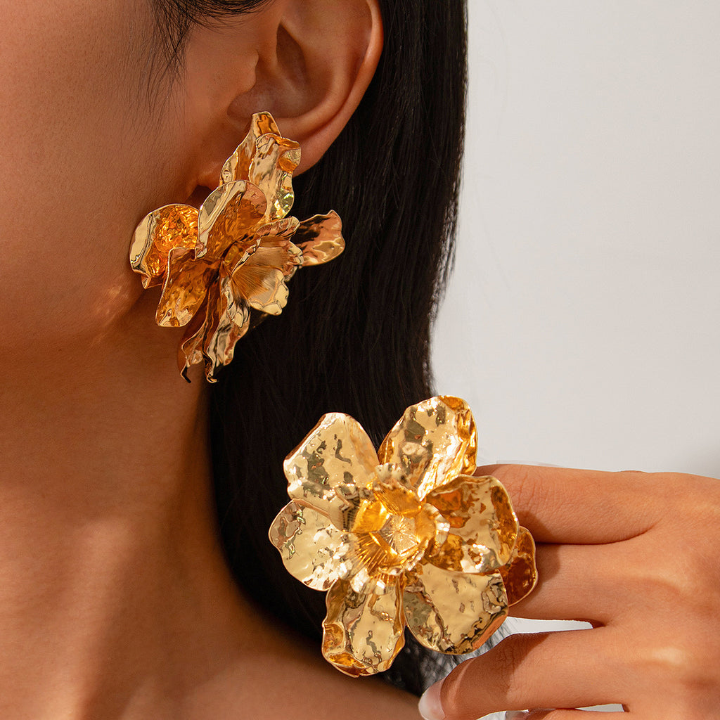 Personalized pleated three-dimensional floral earrings with exaggerated metallic feel and geometric earrings