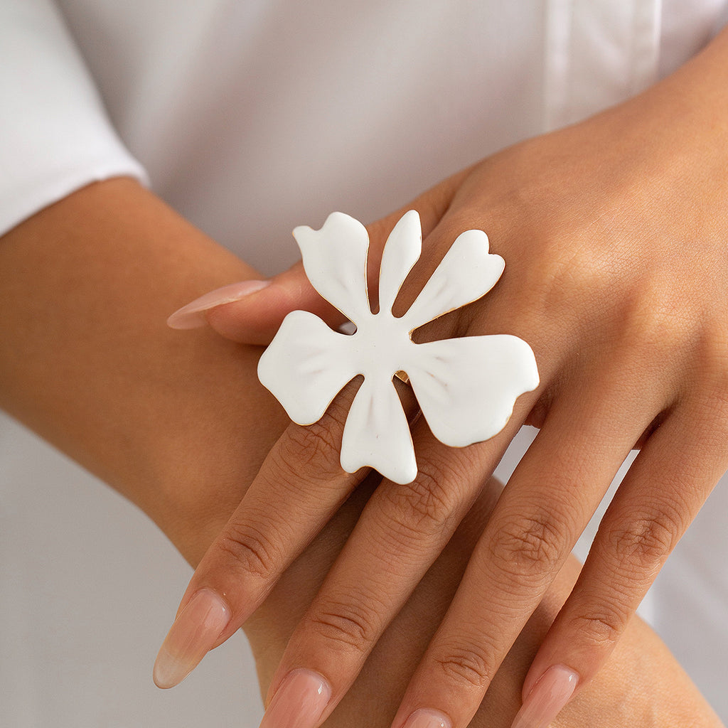 Personalized drip oil five petal flower three-dimensional ring with exaggerated metallic feel, starfish pearl ring